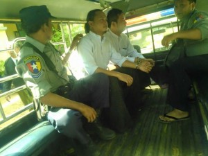 အယ်ဒီတာ ၂ ဦးအား ရဲကားဖြင့်ခေါ်ဆောင်သွားစဉ်(Internet) IMNA230301