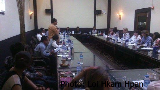 အမေရိကန် စတဲန်းဖို့တ် တက္ကသိုလ် ဘွဲ့လွန် ကျောင်းသားများအား ခွန်ထွန်းဦး လက်ခံတွေ့ဆုံစဉ်။ KTO Stanford Students