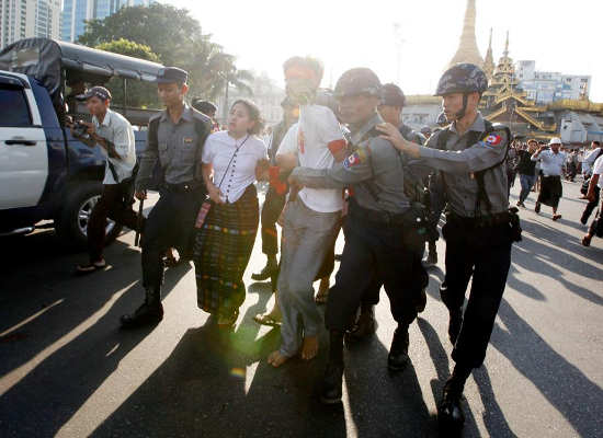 ၈၈အဖွဲ့ဝင်အချို့နှင့် ကျောင်းသားအချို့အား အာဏာပိုင်များက မတ်လ ၅ရက် ညနေက မြို့တော်ခန်းမရှေ့တွင် ဖမ်းဆီးစဉ်။ (ဓာတ်ပုံ-ဟောင်ဆာ၊ရာမည) hongsar