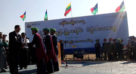 ပအိုဝ်းအမျိုးသားနေ့အခမ်းအနား၌ ပြည်နယ်ဝန်ကြီးချုပ်နှင့် အစိုးရအဖွဲ့ဝင်များ အမှတ်တရ မှတ်တမ်းပုံများရိုက်ခြင်းနှင့် အမှတ်တရ ပစ္စည်းများ ပေးအပ်ခြင်းကို မြင်တွေ့ရစဉ် (ဓါတ်ပုံ - ဖြိုးဝေအောင်) pa-o-roks