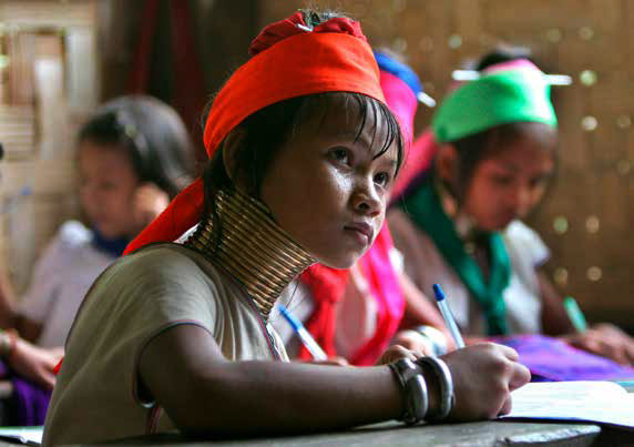 ကျေးရွာ စာသင်ကျောင်း တစ်ကျောင်းတွင် ပညာသင်ကြားနေသော ပဒေါင်တိုင်းရင်းသူ ကလေးများကို တွေ့ရစဉ်။ (ဓာတ်ပုံ - အီးပီအေ) padawn