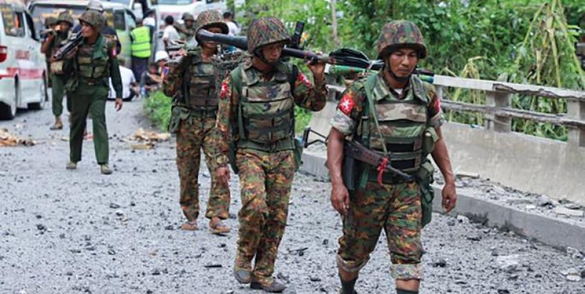 ၂၀၁၉ ခုနှစ်၊ သြဂုတ်လ ၁၅ ရက်က ပြင်ဦးလွင်ရှိ တပ်မတော်နည်းပညာတက္ကသိုလ်နှင့် နောင်ချို စစ်ဆေးရေးဂိတ် တိုက်ခိုက်ခံရမှုအပြီး နယ်မြေရှင်းလင်းရေးလာလုပ်သည့် တပ်မတော်သားများ(ပုံ-AFP)