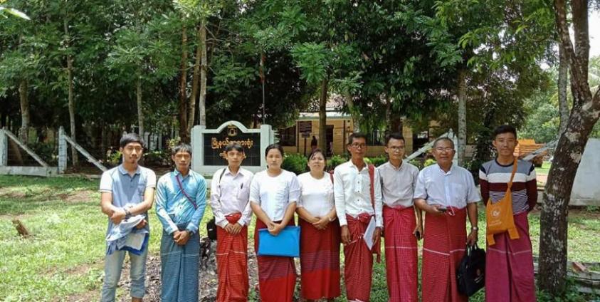 တရားစွဲဆိုခံထားရသူများ(အလယ်လူ ၃ ဦး)နှင့် ဝန်းရံသူအချို့(ဓါတ်ပုံ - MNA)