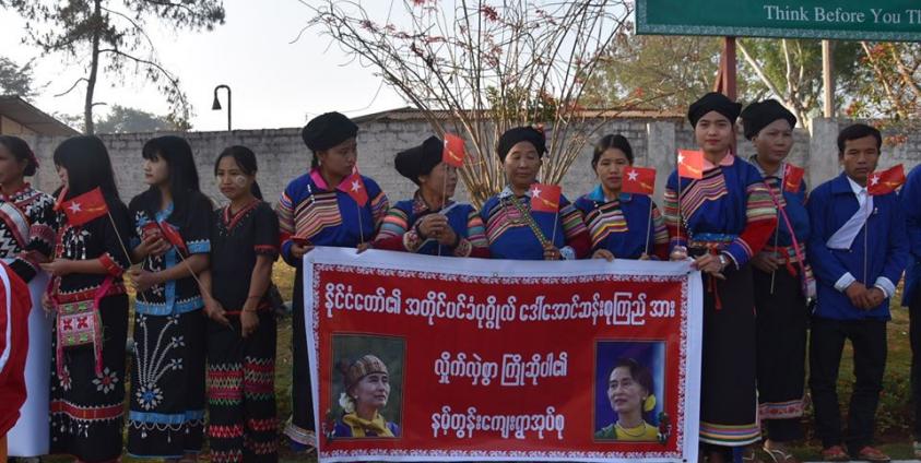 ဒေါ်အောင်ဆန်းစုကြည်ကို ကြိုဆိုနေသည့်ပုံ
