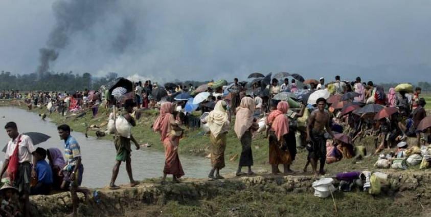 ရခိုင်ပြည်တွင် ၂ဝ၁၇ ခုနှစ် စက်တင်ဘာလ ၉ ရက်နေ့တွင် မြန်မာစစ်တပ်၏ နယ်မြေရှင်းလင်းမှုအတွင်း ဘင်္ဂလားဒေ့ရှ်နိုင်ငံကို ထွက်ပြေးလာကြသော မွတ်ဆလင်ဒုက္ခသည်များကို တွေ့ရစဉ်။(ဓာတ်ပုံ- AFP)