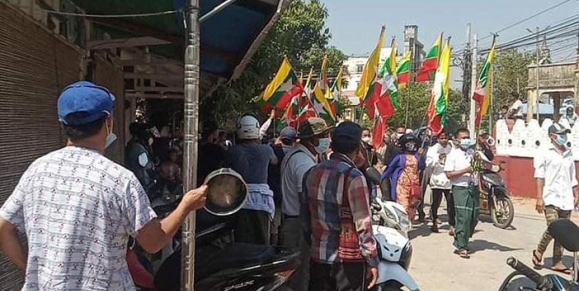 ၂၀၂၁၊ ဖေဖော်ဝါရီလအတွင်း  နယ်လှည့်တပ်ထောက်ခံသူများကို ဧရာဝတီတိုင်းက ပြည်သူများ သံပုန်းတီးမောင်းထုတ်ခဲ့ကြသည့် မြင်ကွင်း။