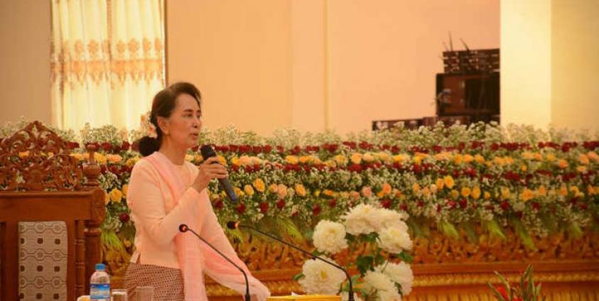 မွန်ပြည်နယ်ခန်းမ လူထုတွေ့ဆုံပွဲအခမ်းအနားတွင် နိုင်ငံတော်အတိုင်ပင်ခံပုဂ္ဂိုလ်အား မြင်တွေ့ရစဉ်(MNA)