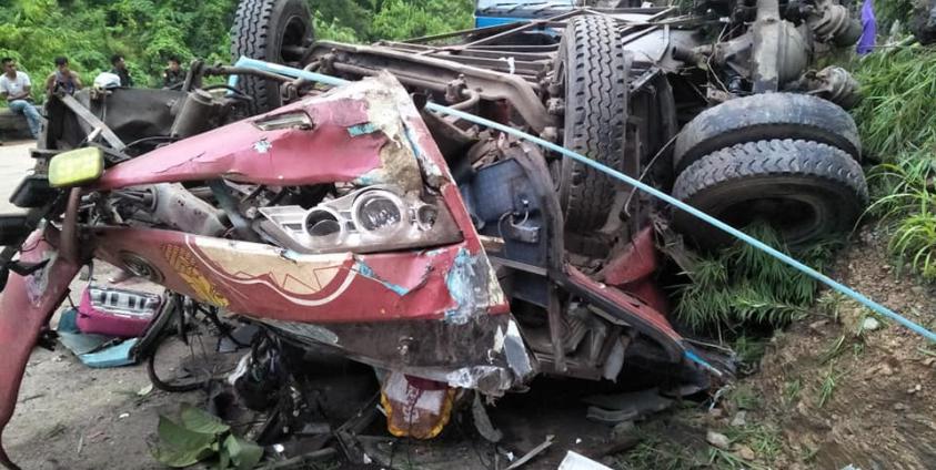 နောင်ချိုမြို့နယ် ဂုတ်တွင်း တွင် ခရီးသည်ယာဉ် ချောက်ထဲတိုးကျပြီး လူနာများကို ကူညီနေသည့် ပုံ (ဓာတ်ပုံ ကမ်းလင့်လက်များ လူမှုကူညီရေးအသင်း နောင်ပိန်)