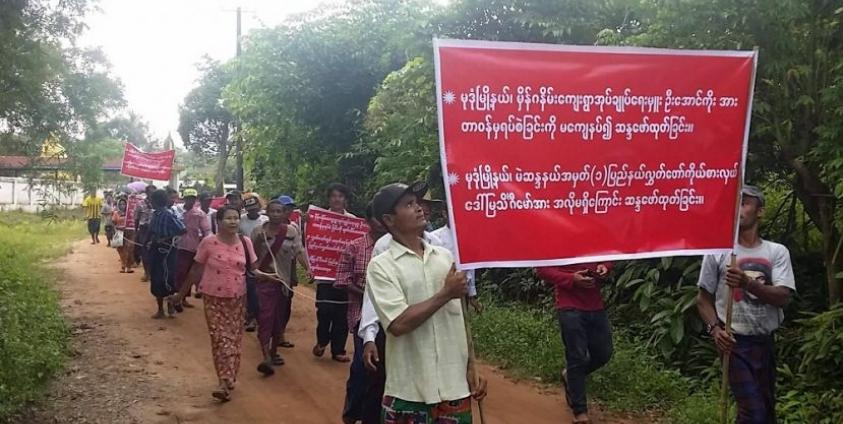 Residents of Hmein Ga Nein Village held a protest in Mawlamyine (Photo – MNA)