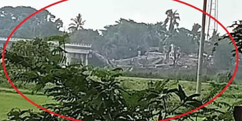 ကျောက်ကြီးနှင့် နတ်သံကွင်းကို ချိတ်ဆက်ထားသည့် စစ်တောင်းမြစ်ကူးတံတား ပျက်စီးနေပုံ။ ဓာတ်ပုံ - CJ