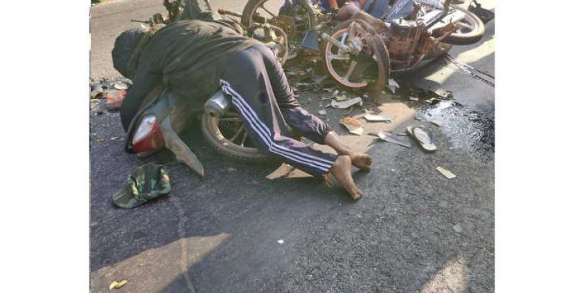 ဓာတ်ပုံ -ကြေမွသွားသောဆိုင်ကယ်နှစ်စီးနှင့် လူသေဆုံးနေပုံ(ပိုင်ရှင်မယ့်လူမှုနာရေးကူညီမှုအသင်း)