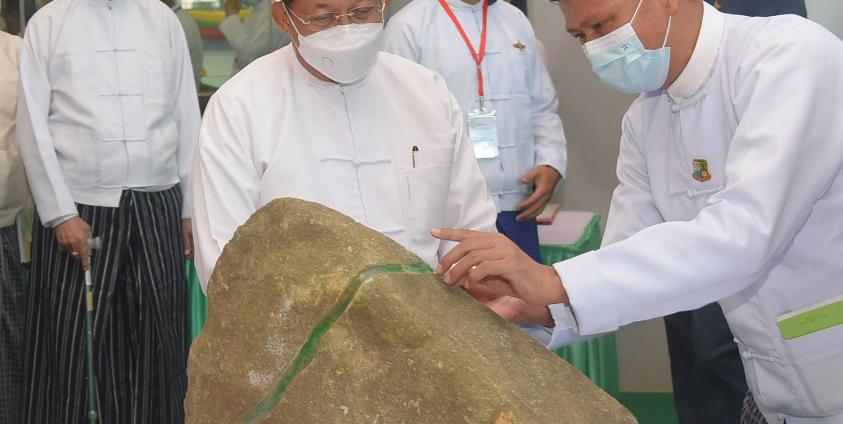 ၂၀၂၂ ခုနှစ်၊ နှစ်လယ် မြန်မာ့ကျောက်မျက်ရတနာပြပွဲသို့ တက်ရောက်လာသော စစ်ကောင်စီက္ကဌ။ ဓာတ်ပုံ - မြဝတီ