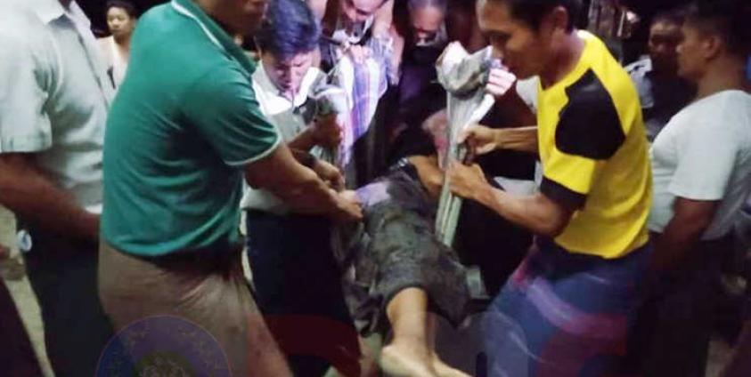 ဓာတ်ပုံ - ဇောင်း(ပုဏ္ဏားကျွန်း) | ဂဏန်းမဲရွာမှ ဒဏ်ရာရရှိသူများအား စစ်တွေဆေးရုံသို့ သယ်ဆောင်လာစဉ်