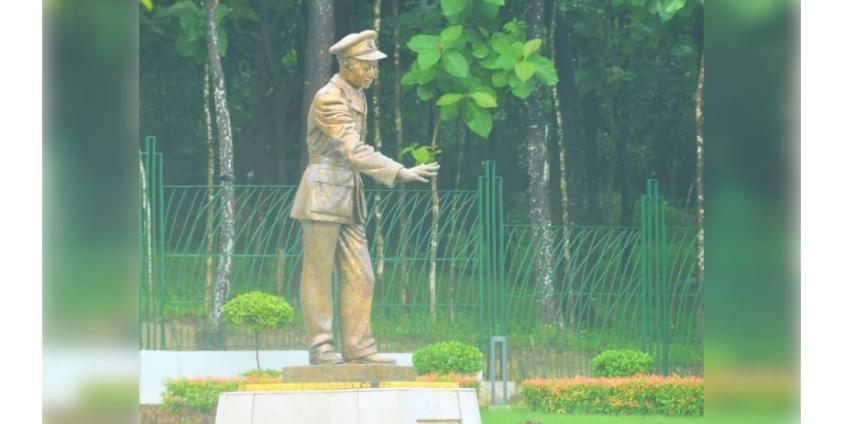 ရန်ကုန်မြို့ ဗဟန်းမြို့နယ် နတ်မောက်လမ်း၊ ဗိုလ်ချုပ်ပန်းခြံရှိ ဗိုလ်ချုပ်ကြေးရုပ်။ (MOI)