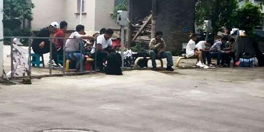ဓာတ်ပုံ - ပေးပို့ / တရုတ်နိုင်ငံ၊ ကျင်းဟုန်မြို့တွင် ဖမ်းဆီးခံရသည့် မြန်မာလုပ်သားများကို တွေ့ရစဉ်