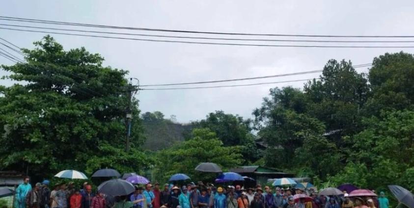 ဓာတ်ပုံ - KNG (တိုက်ပွဲကြောင့် နေရပ်ပြန်တော့မည့် မော်ဝမ်းလေး စစ်ရှောင်ပြည်သူများ)