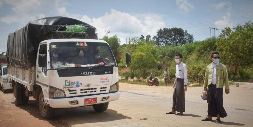 ဓါတ်ပုံ - ပုံဟောင်း (လားရှိုးမြို့ အဝင်အထွက်တွင် ကုန်ကားများကို စစ်ဆေးနေစဉ်)