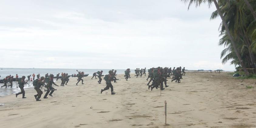 ဓါတ်ပုံ - (EPA/EFE) ရွှေသောင်ယံကမ်းခြေတွင် ပြုလုပ်ခဲ့သော စစ်အုပ်စု၏ စစ်ဆင်ရေး လေ့ကျင့်မှု။ (ပုံဟောင်း)