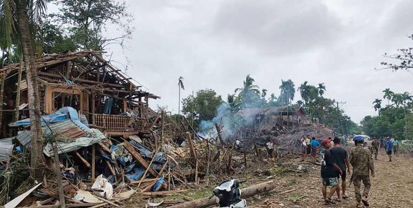 ဓာတ်ပုံ - ဩဂုတ်လ ၁၀ ရက်နေ့က သံတွဲမြို့နယ်၊ ကျောက်ကြီးရွာ ဗုံးကြဲခံရသည့် မြင်ကွင်း/Photo Credit - CJ