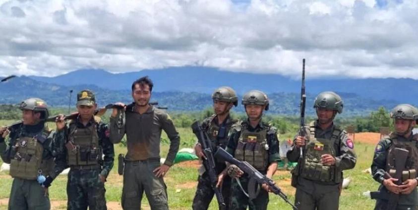 ဓာတ်ပုံ - ဝါရာဇွပ် ပြည်သူ့စစ်အဖွဲ့ဝင်အချို့ကို တွေ့ရစဉ် (Crd)