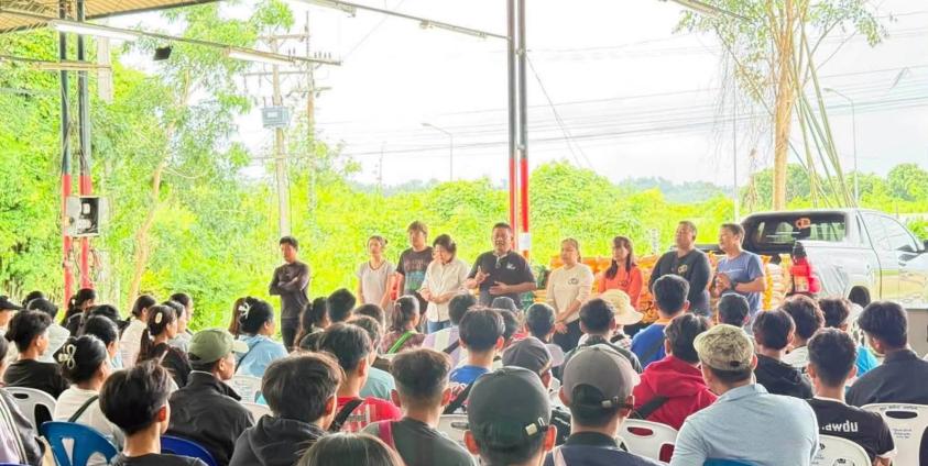 ဓာတ်ပုံ - ထိုင်းနိုင်ငံရှိ လုပ်ငန်းခွင်တစ်ခုသို့ ရောက်ရှိလာသည့် ကရင်နီဒုက္ခသည်များကို တွေ့ရစဉ်/Photo Credit - ณรงค์เวทย์ มหเศรษฐพงษ์ (Facebook)