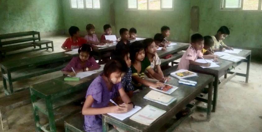 ဓါတ်ပုံ - (ပေးပို့) ၂၀၂၆ ခုနှစ်၊ ဩဂုတ် ၁၄ ရက်နေ့က ဖုံသာချောင်းဒေသ နတ်ထောင့်ကျေးရွာ မူလွန်စာသင် ကျောင်းတွင် ပညာသင်ကြားနေသည့် ကလေးငယ်များကို တွေ့ရစဉ်။