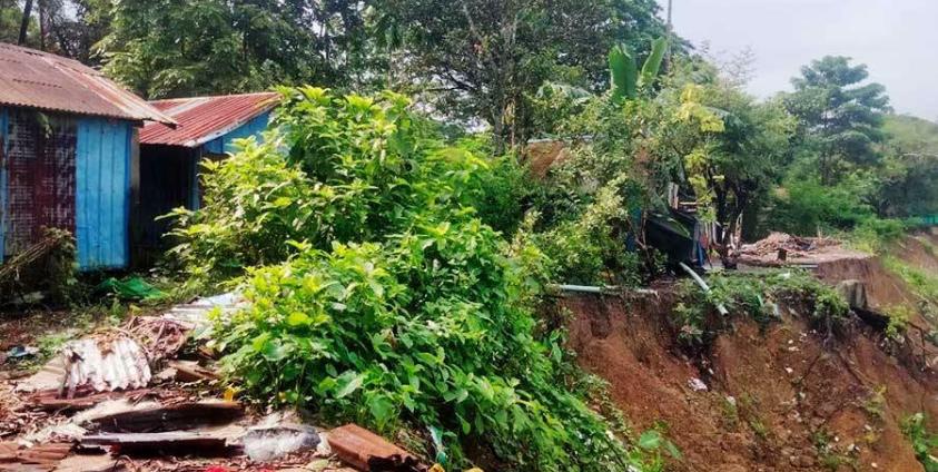 ဓာတ်ပုံ - (မောင်တော၊ ကြိမ်ချောင်းရွာ ကမ်းပါးပြိုကျမှုကြောင့် ပျက်စီးနေသည့် မြင်ကွင်း / ပေးပို့)
