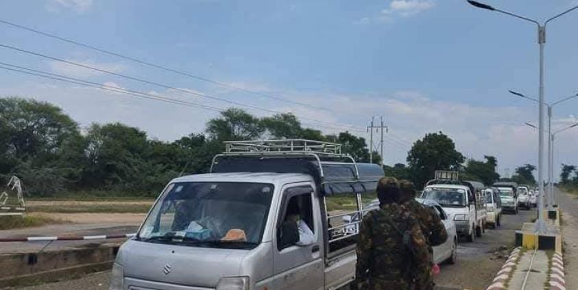 ဓာတ်ပုံ - စစ်အုပ်စုလက်အောက်ခံ ပြည်သူ့စစ် (မလှိုင်မြို့နယ်နှင့် ဆက်သွယ်နေသည့် မိတ္ထီလာမြို့အဝင်တွင် ၂၀၂၅ ခုနှစ်၊ ဒီဇင်ဘာလအတွင်း စစ်အုပ်စုတပ်က ယာဉ်များကို စစ်ဆေးနေစဉ်။)