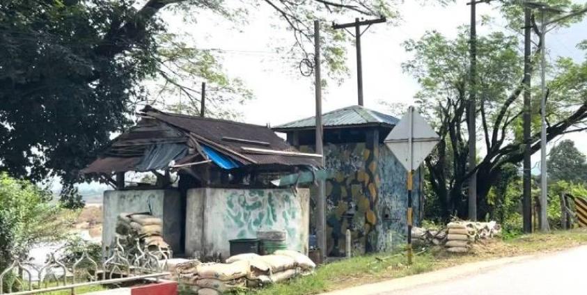 ဘီးလင်းတံတား စစ်ဆေးရေးဂိတ်ရှိ အဆောက်အအုံတစ်ခု / YT