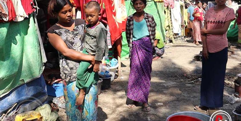 ဓာတ်ပုံ - ဝီရဌာနီ (ပေါက်တော) မြို့နယ်မှ စစ်ဘေးရှောင် အမျိုးသမီးများကို တွေ့ရစဉ် / DMG - ပုံဟောင်း