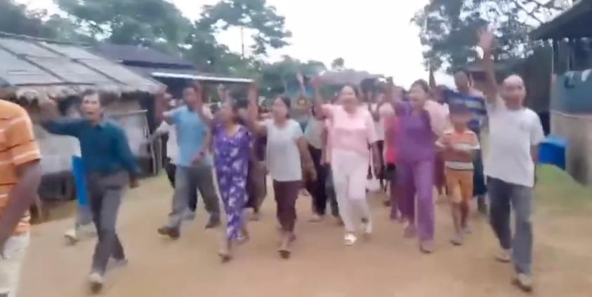 ဓာတ်ပုံ - (CPU/CPA က ဂိတ်ဆောက်လုပ်မှုကို ဒေသခံများ ကန့်ကွက် ဆန္ဒဖော်ထုတ်နေစဉ်)
