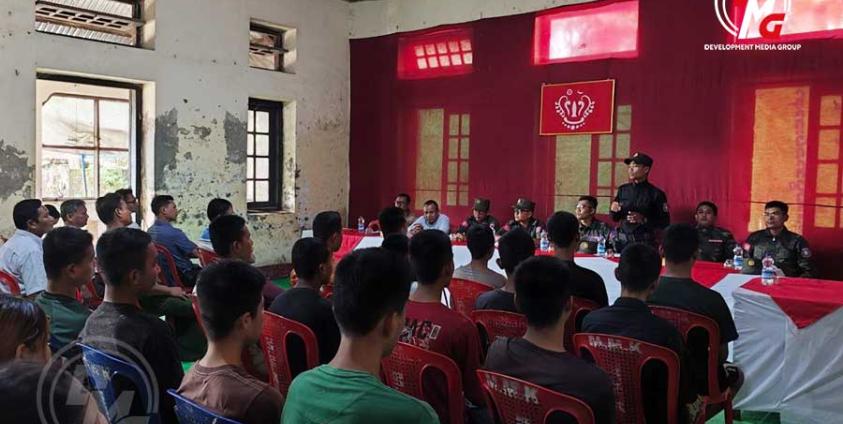 ဓာတ်ပုံ - DMG (ပုံစာ - ဩဂုတ်လ ၁၁ ရက်နေ့က ကျောက်တော်မြို့နယ်တွင် မူးယစ်ဆေးဝါးနှင့်အတူ ဖမ်းဆီးရ မိထားသည့် လူငယ်များကို ပြန်လည်လွှတ်ပေးစဉ်)
