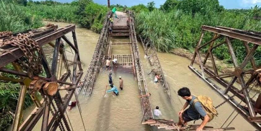 ဓာတ်ပုံ – (တမူး - ကလေးလမ်းပိုင်းတိုက်ပွဲအတွင်း ပျက်စီးသွားသည့် နန်မွန်းတားတံတား ပြုပြင်နေစဉ်/ Crd)