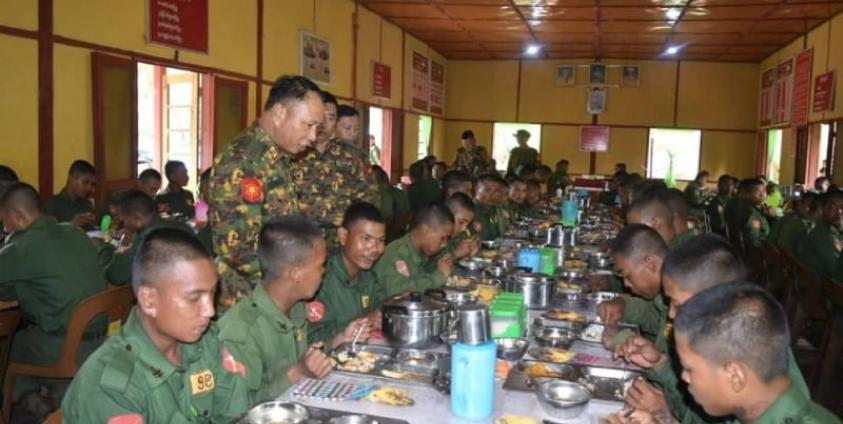 ဓာတ်ပုံ - (မန်ကတ်မြို့ သင်တန်းကျောင်း၌ စစ်မှုထမ်းရန် စုဆောင်းခံထားရသူများကို တွေ့ရစဉ် / MOI)