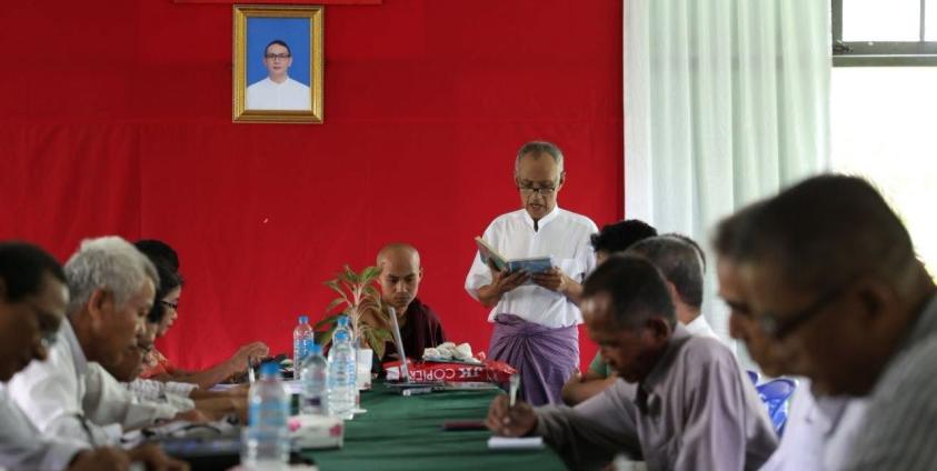 ဓာတ်ပုံ -(အာရက္ခပြည် စာရေးဆရာအသင်း (ဗဟို) နှင့် ခမီစာပေရေးရာကော်မတီတို့ တွေ့ဆုံခဲ့စဉ် / APM)