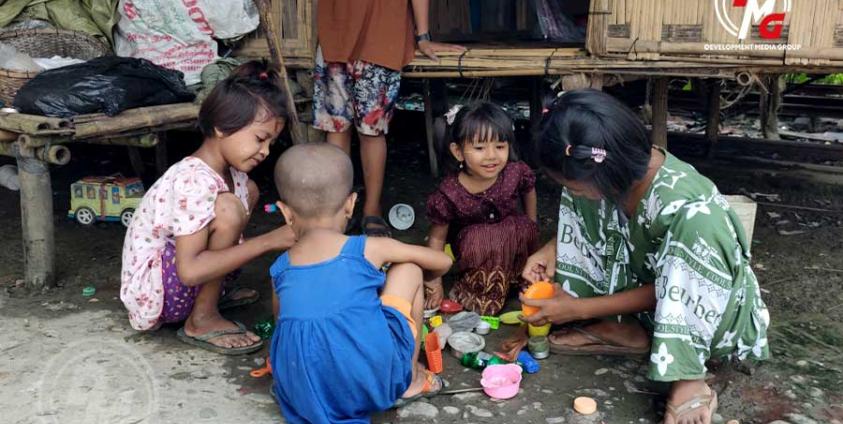 ဓာတ်ပုံ - (DMG / ကျောက်တော်မြို့နယ်၊ ရထားဘူတာ စစ်ဘေးရှောင်စခန်းမှ စစ်ဘေးရှောင် ကလေးငယ် အချို့။)