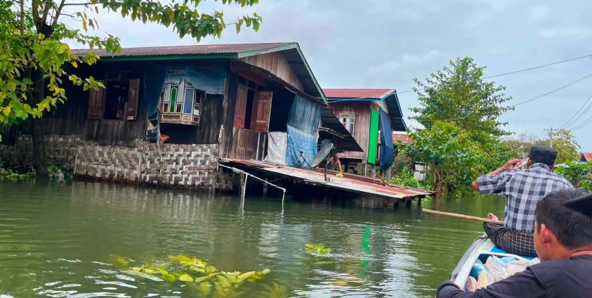 ဓာတ်ပုံ - (ကျိုက်မရောမြို့နယ်အတွင်း ရေကြီးနစ်မြုပ်နေသည့် မြင်ကွင်းတစ်ခု။ / CJ)