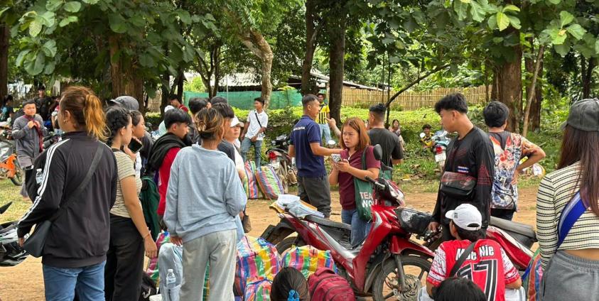 ဓာတ်ပုံ - (ဘန်ကောက်သို့ သွားရောက် အလုပ်လုပ်ကိုက်ကြမည့် ကရင်နီစစ်ရှောင်လူငယ်များ / Refugee man)