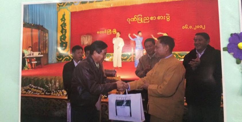 ဓာတ်ပုံ - (တောင်ကြီးမြို့ ငြိမ်းချမ်းရေးဆွေးနွေးပွဲအပြီးတွင် RCSS/SSA မှ စဝ်အောင်မောင်းနှင့် သမ္မတရုံးဝန်ကြီး ဦးအောင်မင်းတို့ တွေ့ဆုံစဉ်။ / Crd)