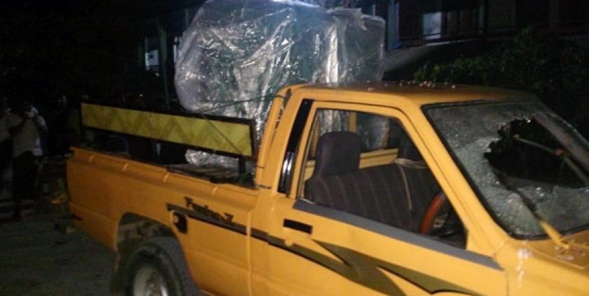 နယ်ခြားစောင့်တပ်ဖွဲ့မှ ထုခွဲဖျက်ဆီးခံခဲ့ရသော ကားတစ်စီးအားတွေ့ရစဉ် (ဓါတ်ပုံ- နိရဥ္စရာ)