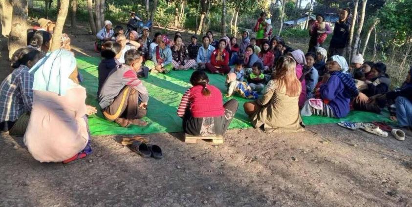 ဒီးမော့ဆိုမြို့နယ် အနောက်ဘက်ခြမ်း တစ်နေရာမှ စစ်ဘေးရှောင် ပြည်သူများကို တွေ့ရစဉ်။ - ပုံဟောင်း / Crd