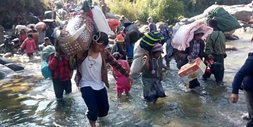 ကချင်စစ်ရှောင်များ နေရပ်စွန့်ခွာထွက်ပြေးခဲ့နေစဉ်။