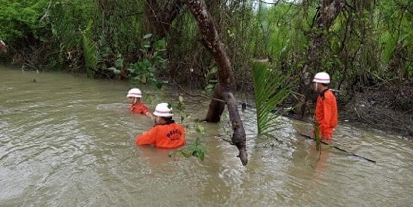 ဓာတ်ပုံ- ကလိန်တောင်မြစ်အတွင်း စက်လှေနစ်၍ ပျောက်ဆုံးနေသူ ၂ ဦးကို ရမ်းဗြဲမြို့နယ်မီးသတ်စခန်းမှ ဒုမီးသတ်ဦးစီမှူး ဦးဥာဏ်လင်းဦး ဦးဆောင်၍ ရှာဖွေနေစဉ်/ Rakhine fire Force