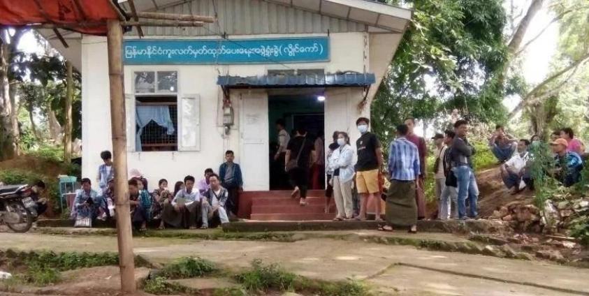 လွိုင်ကော်မြို့ နိုင်ငံကူးလက်မှတ် ထုတ်ပေးရေးရုံးတွင် လာရောက်လျှောက်ထားသူများကို ၂၀၂၂ ခုနှစ်က တွေ့ရစဉ် / ပုံဟောင်း
