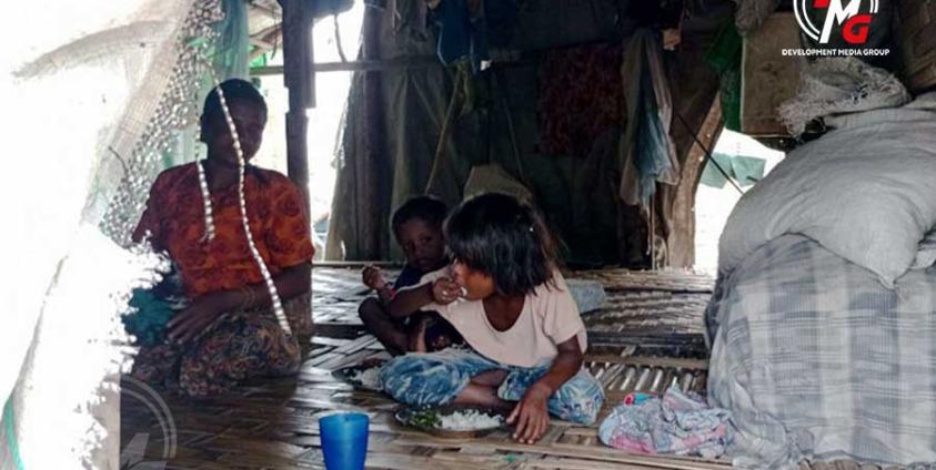 စစ်တွေမြို့နယ်၊ ဘာဆာ မူဆလင်ကျေးရွာမှ မိသားစုတစ်စုကို ၂၀၂၃ ခုနှစ်အတွင်း တွေ့ရစဉ် / DMG