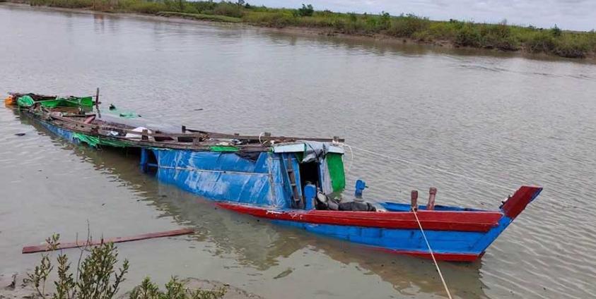 Wai Hun Aung (Facebook) / ဇွန်လ ၁၅ ရက်က ရသေ့တောင်မြို့နယ်မှ ကျောက်တော်မြို့သို့ လာသော စက်လှေတစ်စီး တိမ်းမှောက်ကာ ရေနစ်မြုပ်နေသည်ကို တွေ့ရစဉ်။