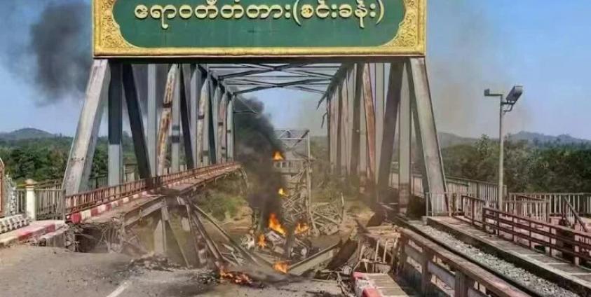 စင်းခန်းတံတား စစ်အုပ်စုတပ်၏ လေကြောင်းမှ ဗုံးကြဲတိုက်ခိုက်ခံရသည့် မြင်ကွင်း။ / Photo - Crd
