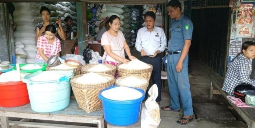 လက်လီဆန်ဆိုင်တစ်ဆိုင်တွင် ဆန်များ ရောင်းချရန် ပြင်ဆင်ထားစဉ်။ / MOI
