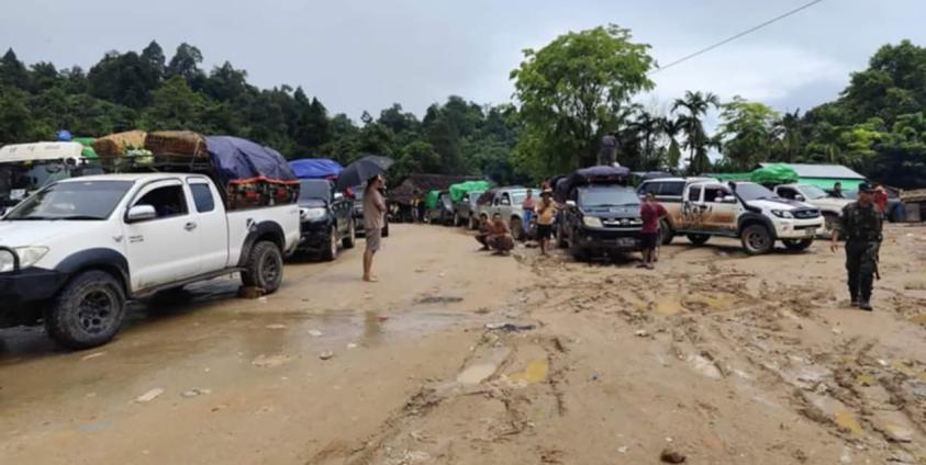 ဒေသတွင်း သယ်ယူပို့ဆောင်နေသည့် ကုန်တင်မော်တော်ယာဉ်အချို့ / Social Media