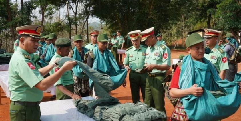 ရှမ်းပြည်အတွင်းရှိ စစ်မှုထမ်းသင်တန်း အမှတ်စဉ် (၁၂) သို့ ပို့ဆောင်ခံရသည့် တပ်သားစု ဆောင်းခံရ သူများကို ၂၀၂၅ ခုနှစ်၊ ဧပြီလအတွင်းက တွေ့ရစဉ်။ / (Photo: MOI)